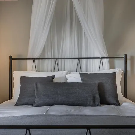 Zados Garden Villa, Nomade Apartment *